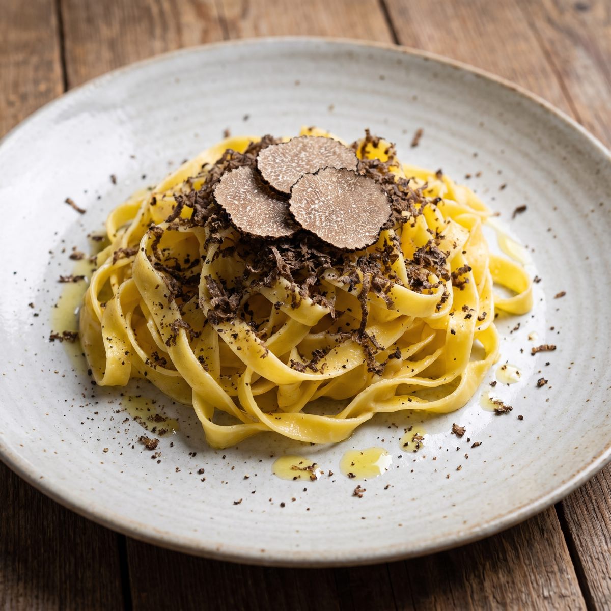 Tagliatelle fresche con tartufo estivo grattugiato e affettato